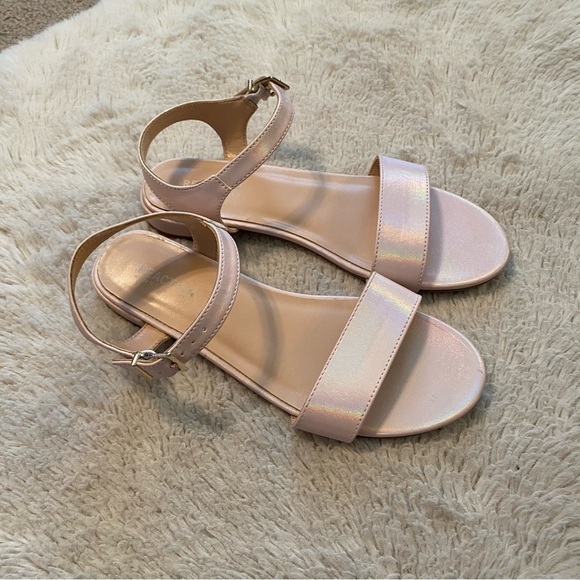 Kenneth Cole Reaction Iridescent Ankle Strap Sandals - Picture 1 of 6